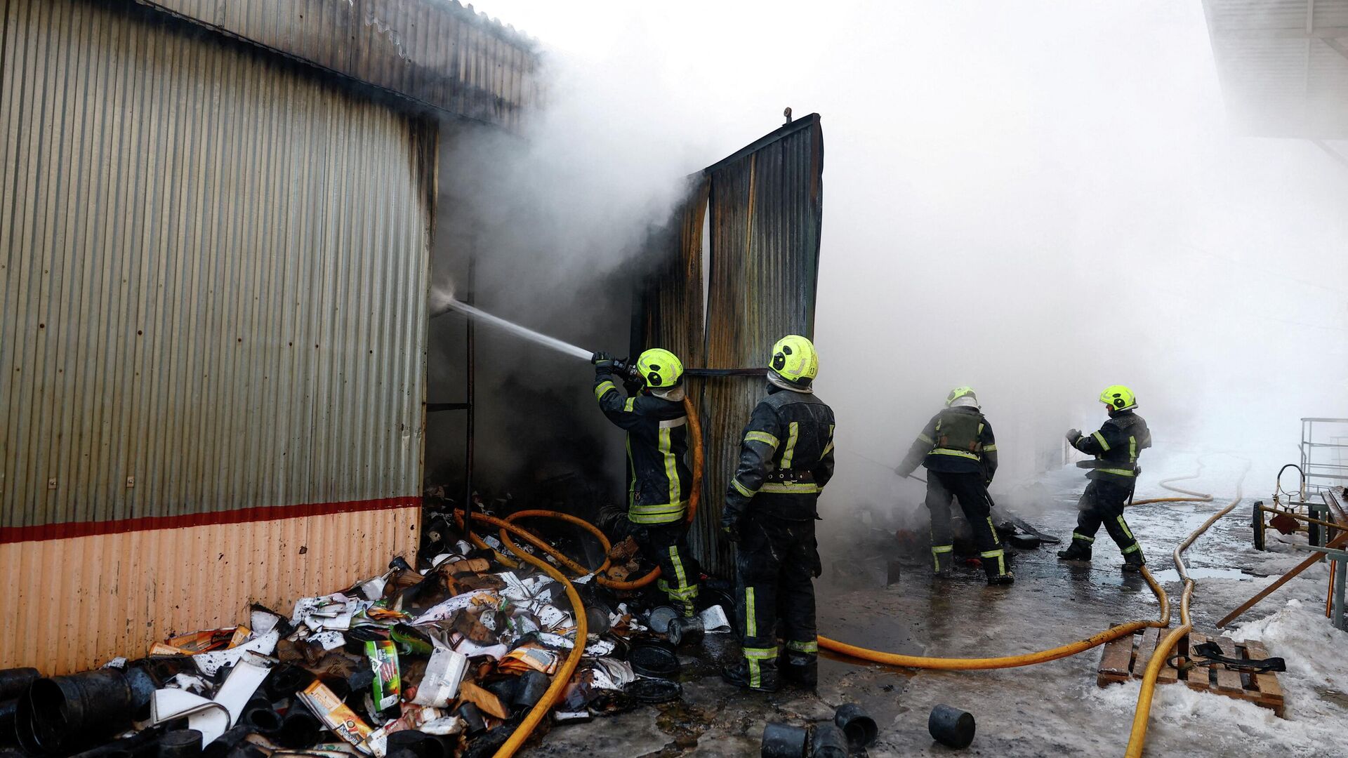 Пожарные тушат пожар в результате российского удара по Киеву - ИноСМИ, 1920, 28.01.2026