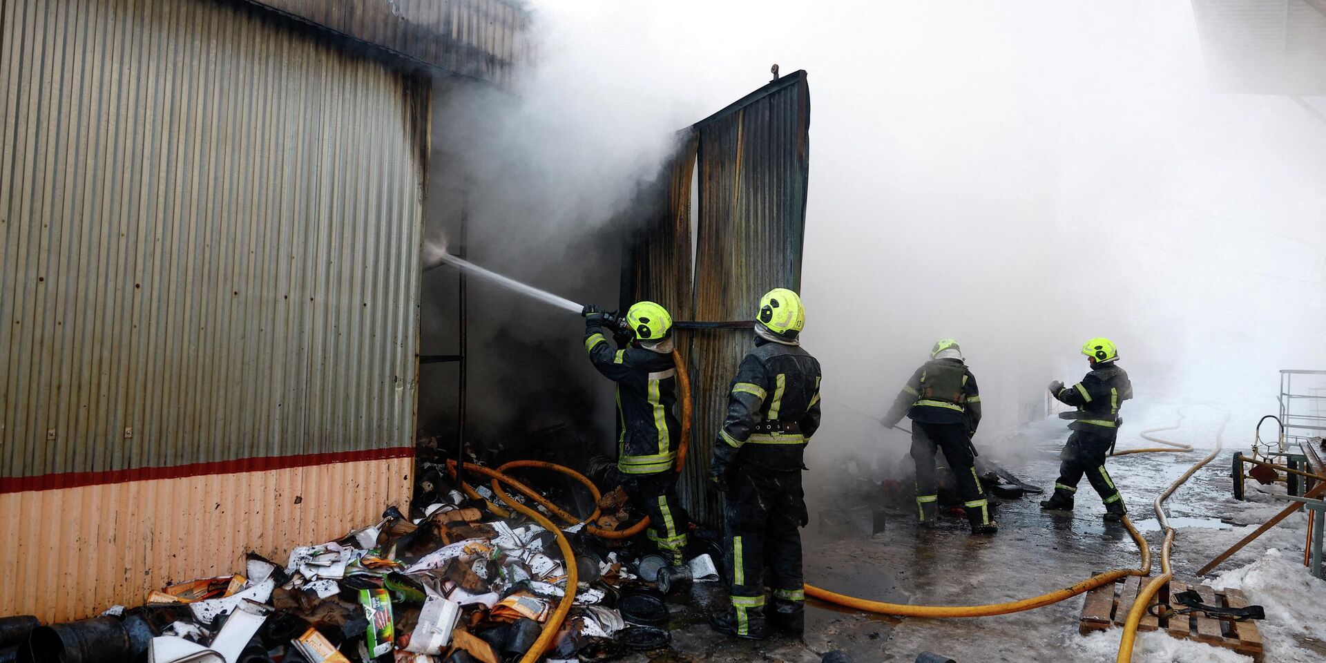 Пожарные тушат пожар в результате российского удара по Киеву - ИноСМИ, 1920, 28.01.2026