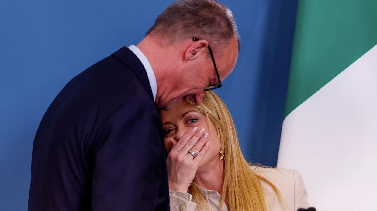 Премьер-министр Италии Джорджа Мелони беседует с канцлером Германии Фридрихом Мерцем