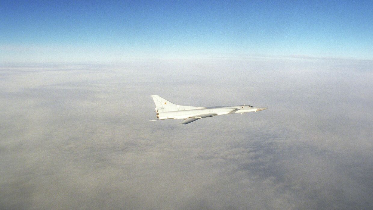 Сверхзвуковой бомбардировщик морской ракетоносной авиации Ту-22М3 с крылатой противокорабельной ракетой  Х-22