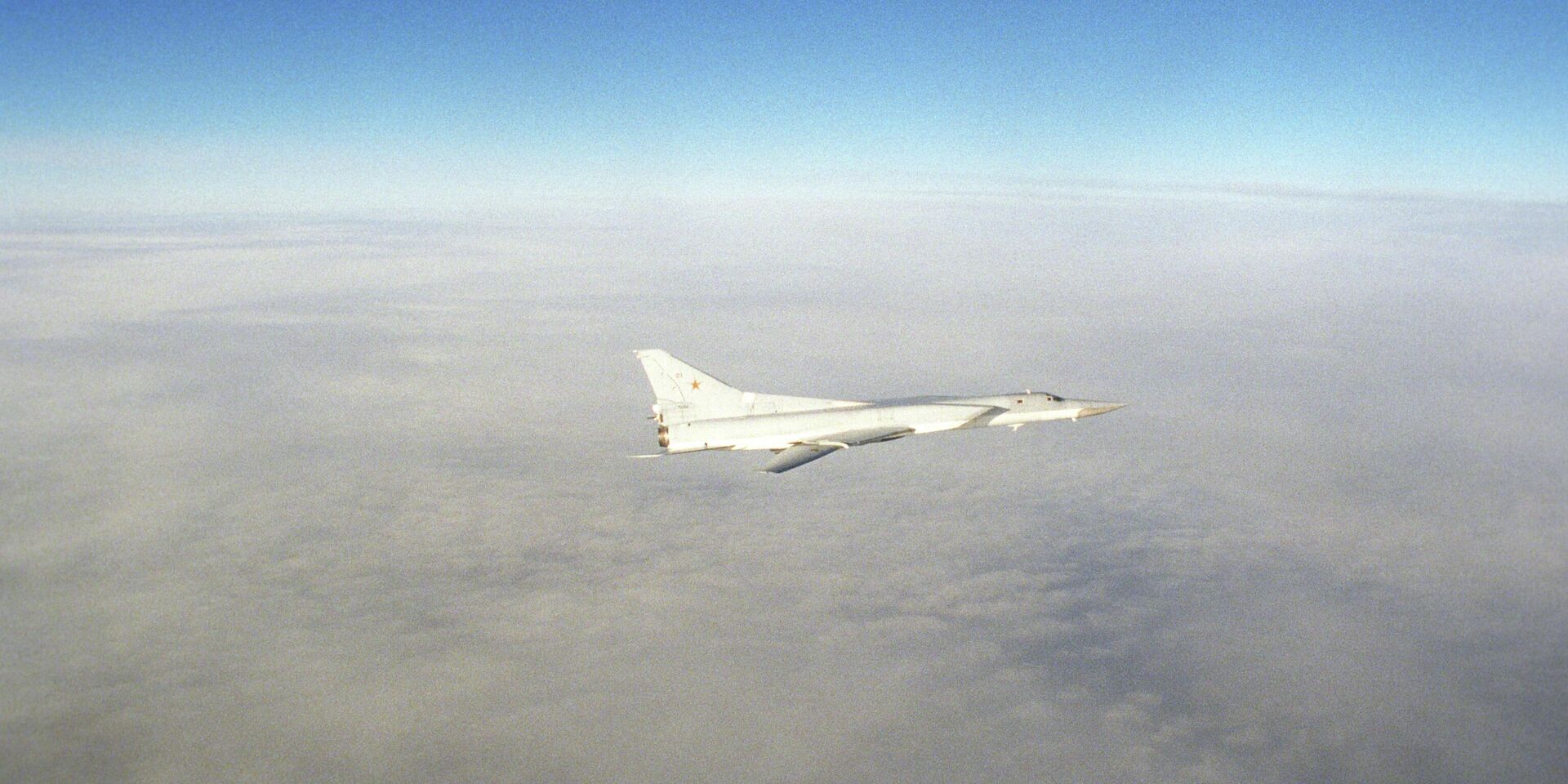 Сверхзвуковой бомбардировщик морской ракетоносной авиации Ту-22М3 с крылатой противокорабельной ракетой  Х-22 - ИноСМИ, 1920, 12.03.2026