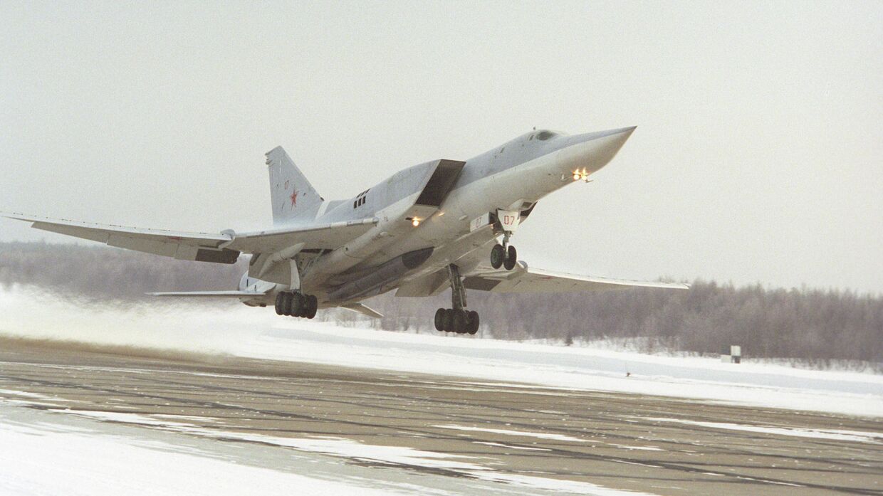 Сверхзвуковой бомбардировщик морской ракетоносной авиации Ту-22М3 с крылатой противокорабельной ракетой  Х-22