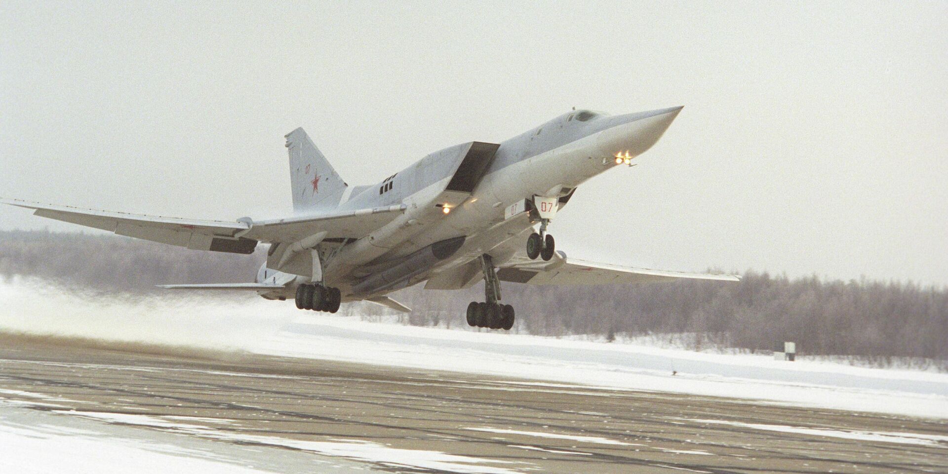 Сверхзвуковой бомбардировщик морской ракетоносной авиации Ту-22М3 с крылатой противокорабельной ракетой  Х-22 - ИноСМИ, 1920, 26.01.2026