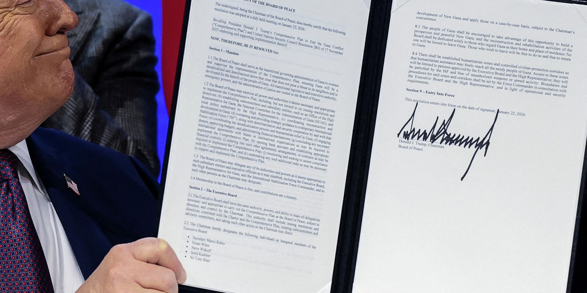 Дональд Трамп держит подписанный устав Совета мира в Давосе, 22 января 2026 г. - ИноСМИ, 1920, 28.01.2026