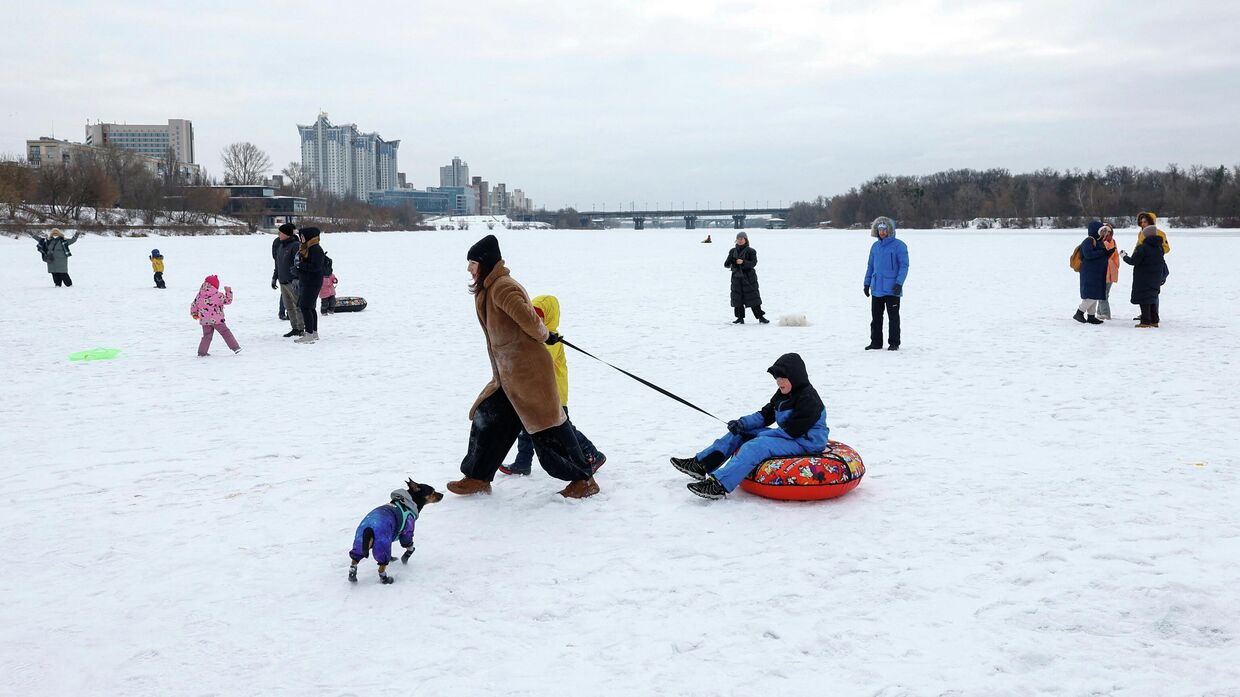 Киевляне гуляют по замерзшему Днепру с детьми и собаками во время блэкаута