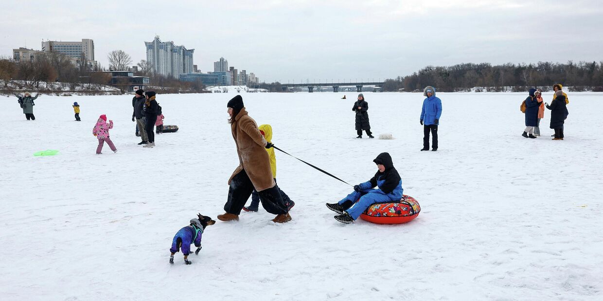 Киевляне гуляют по замерзшему Днепру с детьми и собаками во время блэкаута