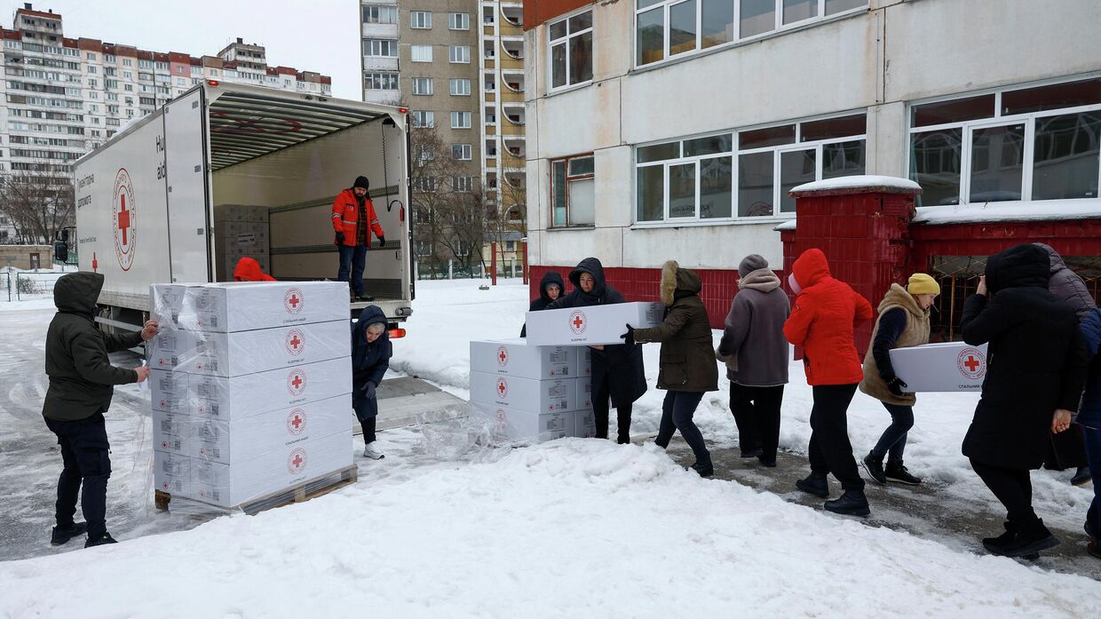 Жители Киева получают гуманитарную помощь. Январь 2026