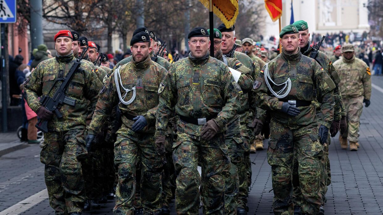 Военнослужащие немецкой армии маршируют во время военного парада в Вильнюсе, Литва