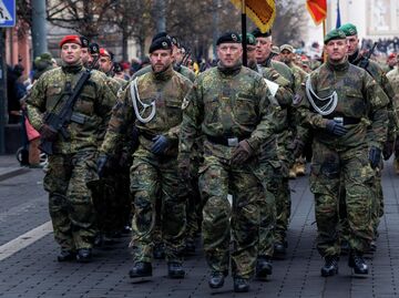 Военнослужащие немецкой армии маршируют во время военного парада в Вильнюсе, Литва