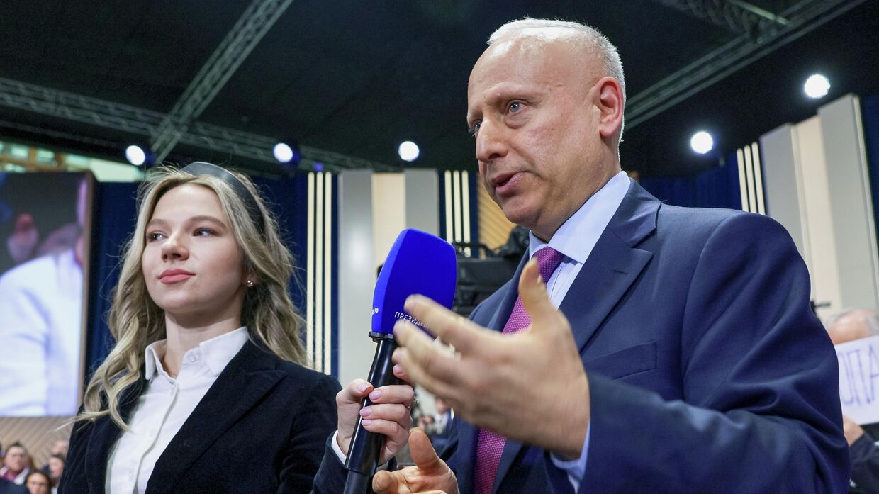 Британский журналист BBC News Стив Розенберг (справа) задает вопрос во время ежегодной пресс-конференции Владимира Путина, 19 декабря 2025 года