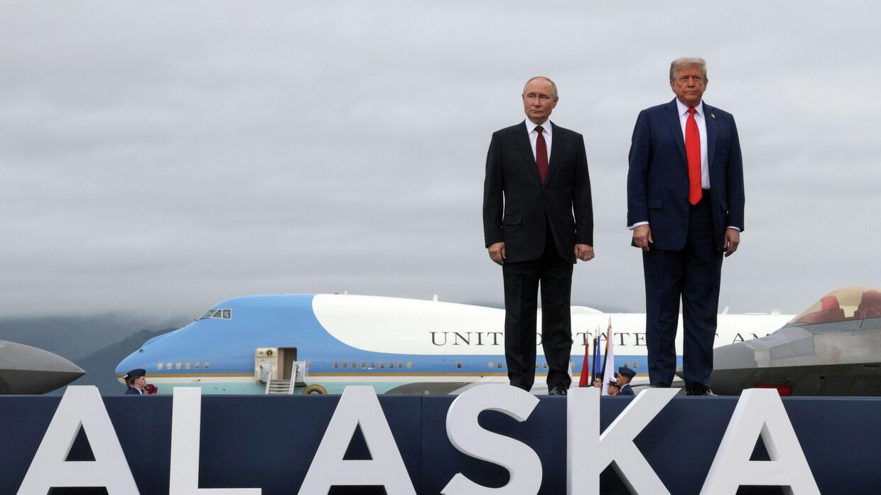 15 августа 2025. Президент РФ Владимир Путин и президент США Дональд Трамп (справа) во время встречи на военной базе Эльмендорф-Ричардсон на Аляске.