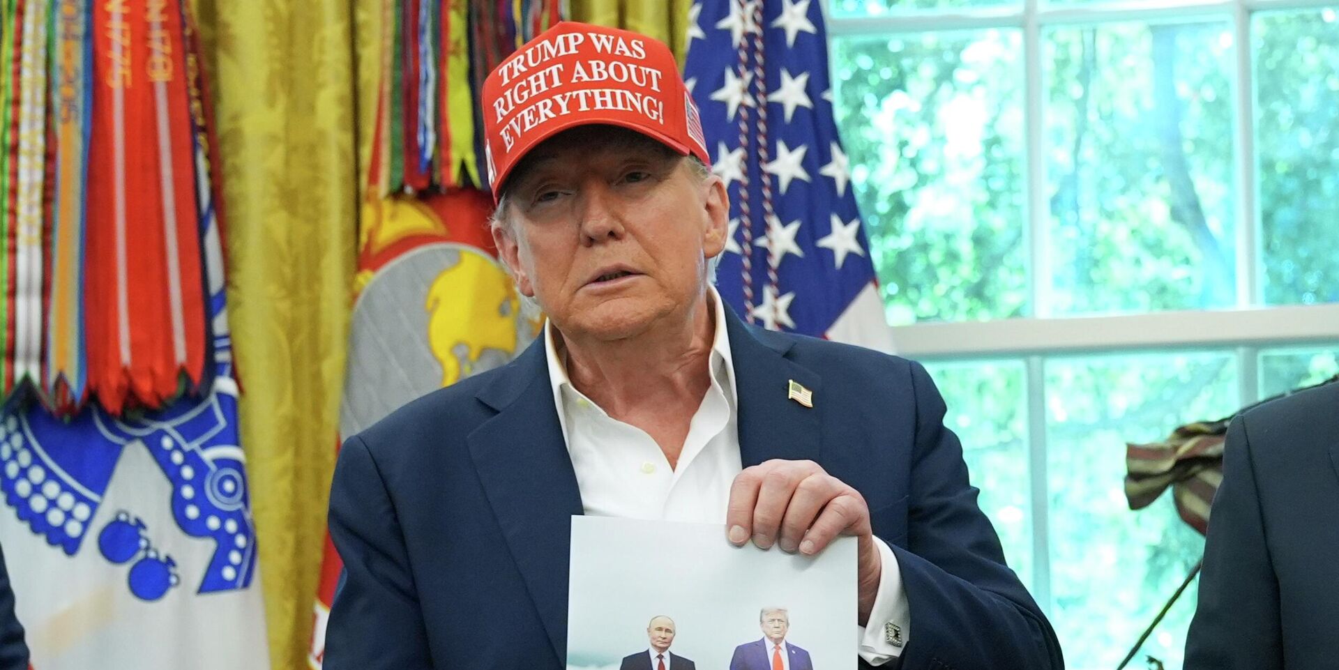 Президент США Дональд Трамп держит в руках свою фотографию с президентом России Владимиром Путиным в Овальном кабинете Белого дома - ИноСМИ, 1920, 04.02.2026