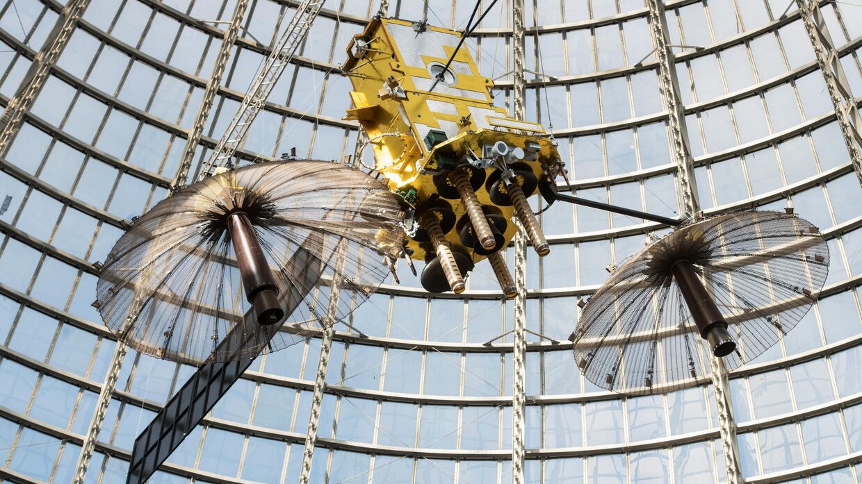 Макет геостационарного космического аппарата Луч-5А 