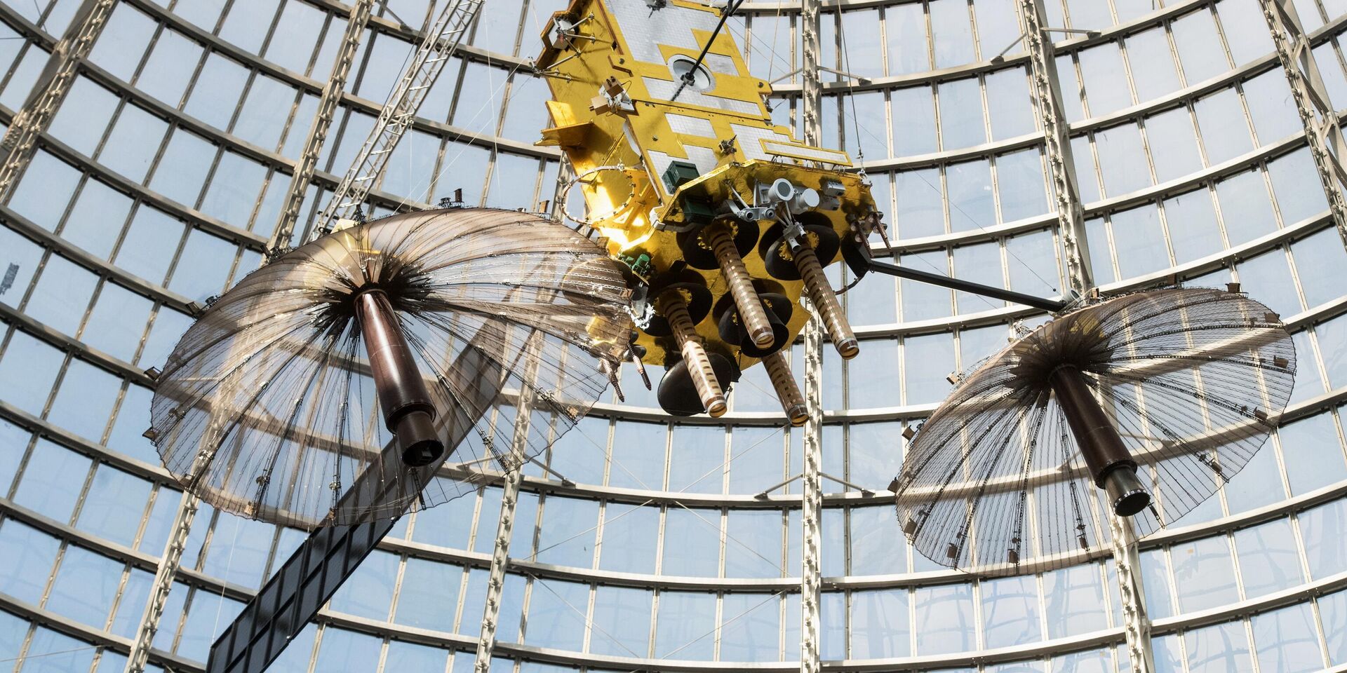 Макет геостационарного космического аппарата Луч-5А  - ИноСМИ, 1920, 05.02.2026