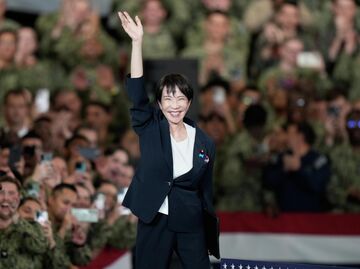 Премьер-министр Японии Санаэ Такаити на авианосце ВМС США George Washington