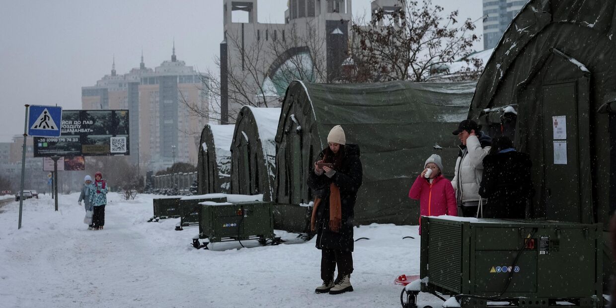 Киевляне стоят возле палаток гуманитарной помощи