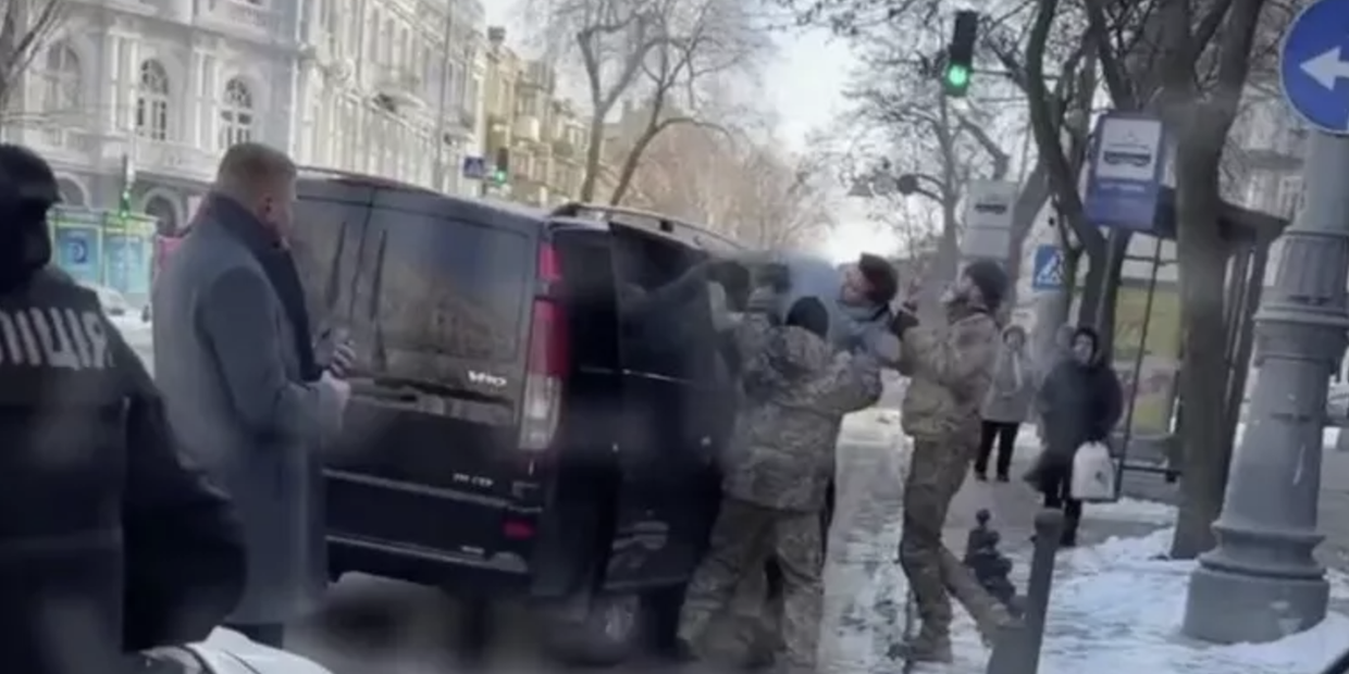 Кадр видео принудительной мобилизации в Одессе, Украина