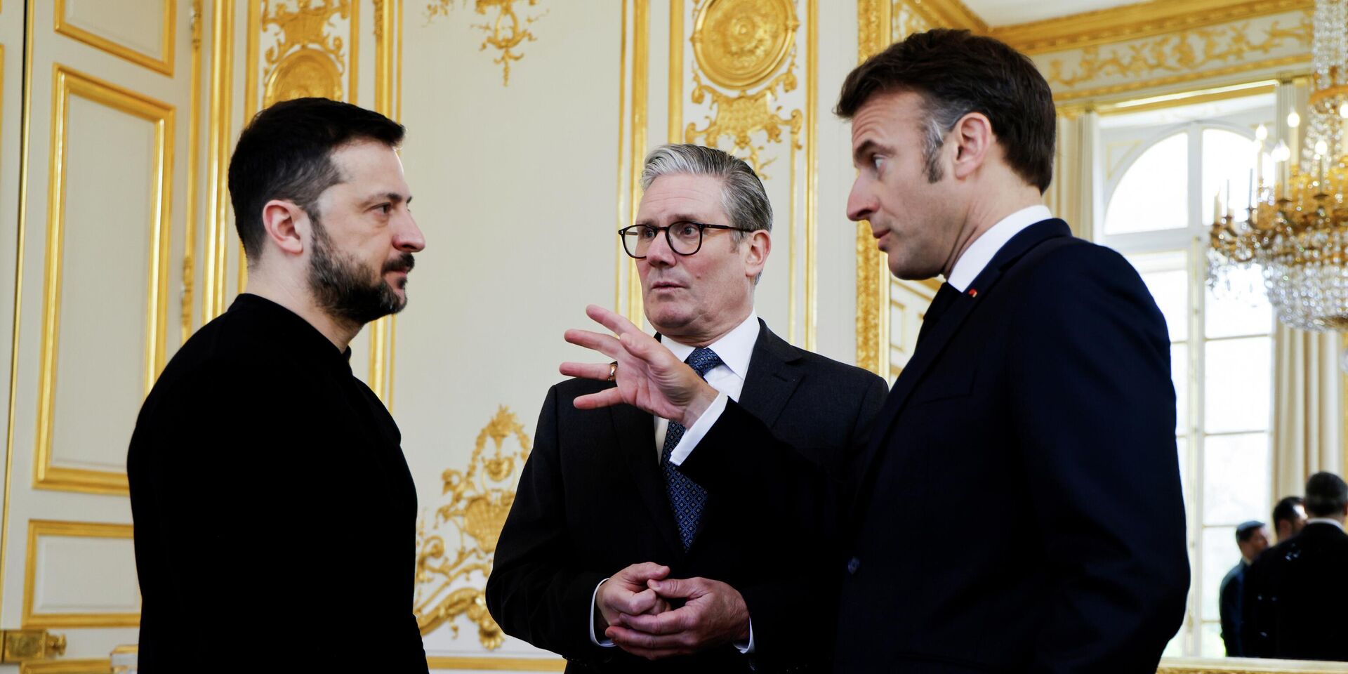 Владимир Зеленский, президент Франции Эммануэль Макрон и премьер-министр Великобритании Кир Стармер во время трехсторонней встречи на полях саммита коалиции желающих в Елисейском дворце - ИноСМИ, 1920, 24.02.2026