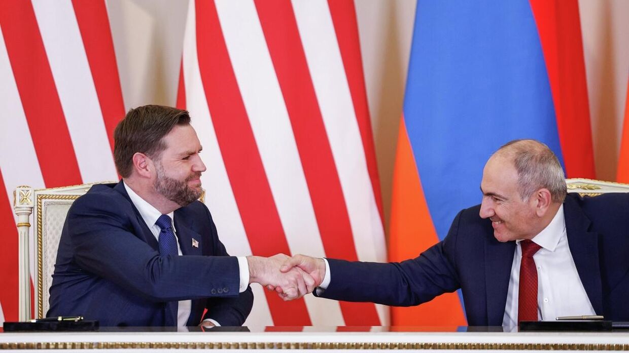Премьер-министр Армении Никол Пашинян и вице-президент США Джей Ди Вэнс подписывают соглашение о сотрудничестве двух стран в сфере мирного использования ядерной энергии во время встречи в Ереване