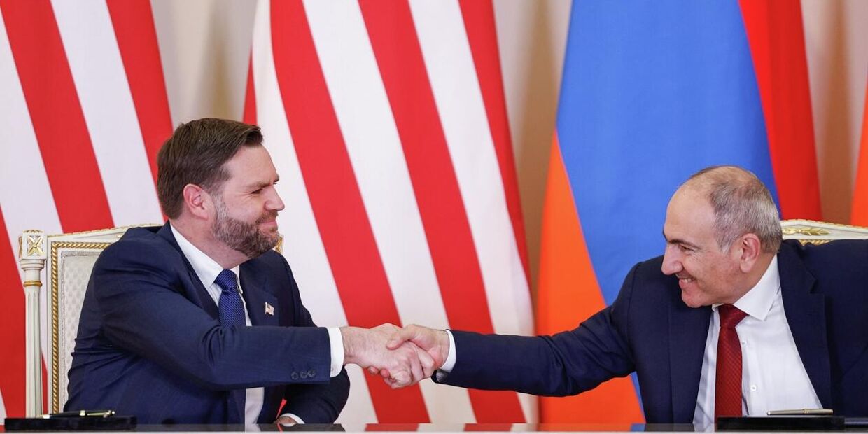Премьер-министр Армении Никол Пашинян и вице-президент США Джей Ди Вэнс подписывают соглашение о сотрудничестве двух стран в сфере мирного использования ядерной энергии во время встречи в Ереване
