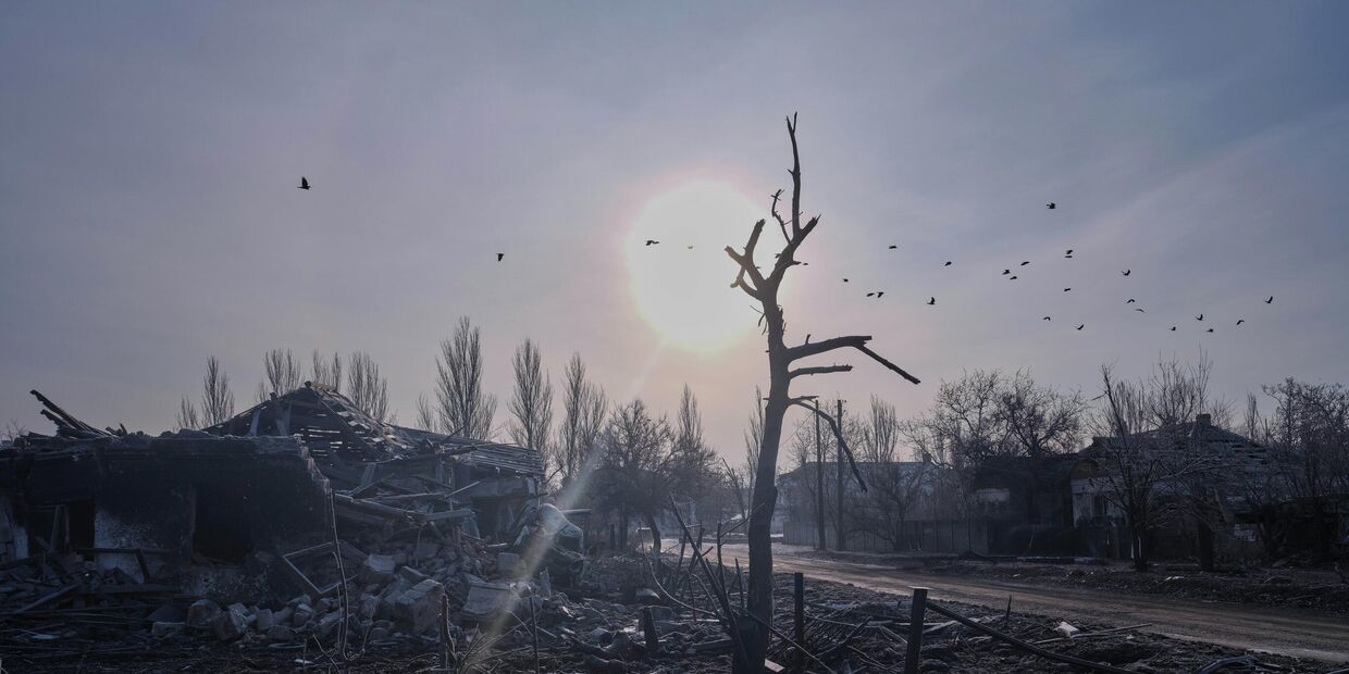 Воронки и разрушенные дома у линии фронта