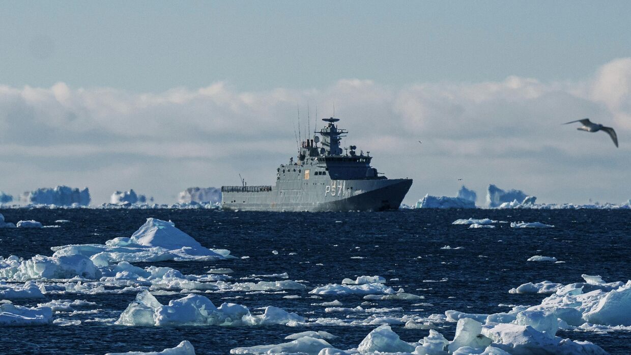 Военное судно Королевского военно-морского флота Дании Эйнар Миккельсен, патрулирует вблизи Нуука, Гренландия