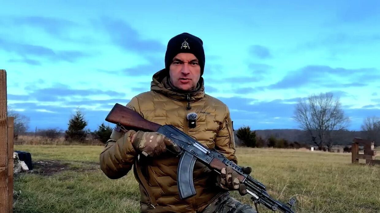 Подойдет даже для отсталых. Американец рассказал, почему АК — лучший