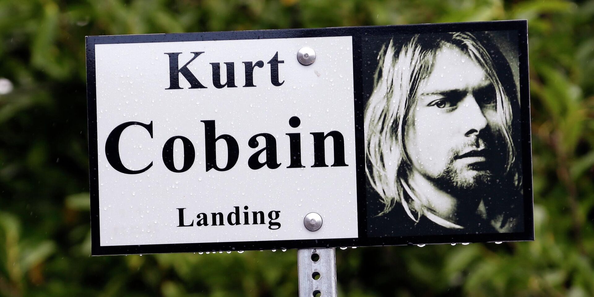 Табличка с фотографией Курта Кобейна недалеко от дома его детства в Абердине, штат Вашингтон - ИноСМИ, 1920, 12.02.2026
