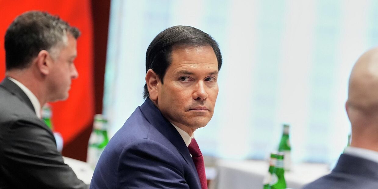 Госсекретарь США Марко Рубио на встрече с министром иностранных дел Китая Ван И в Мюнхене