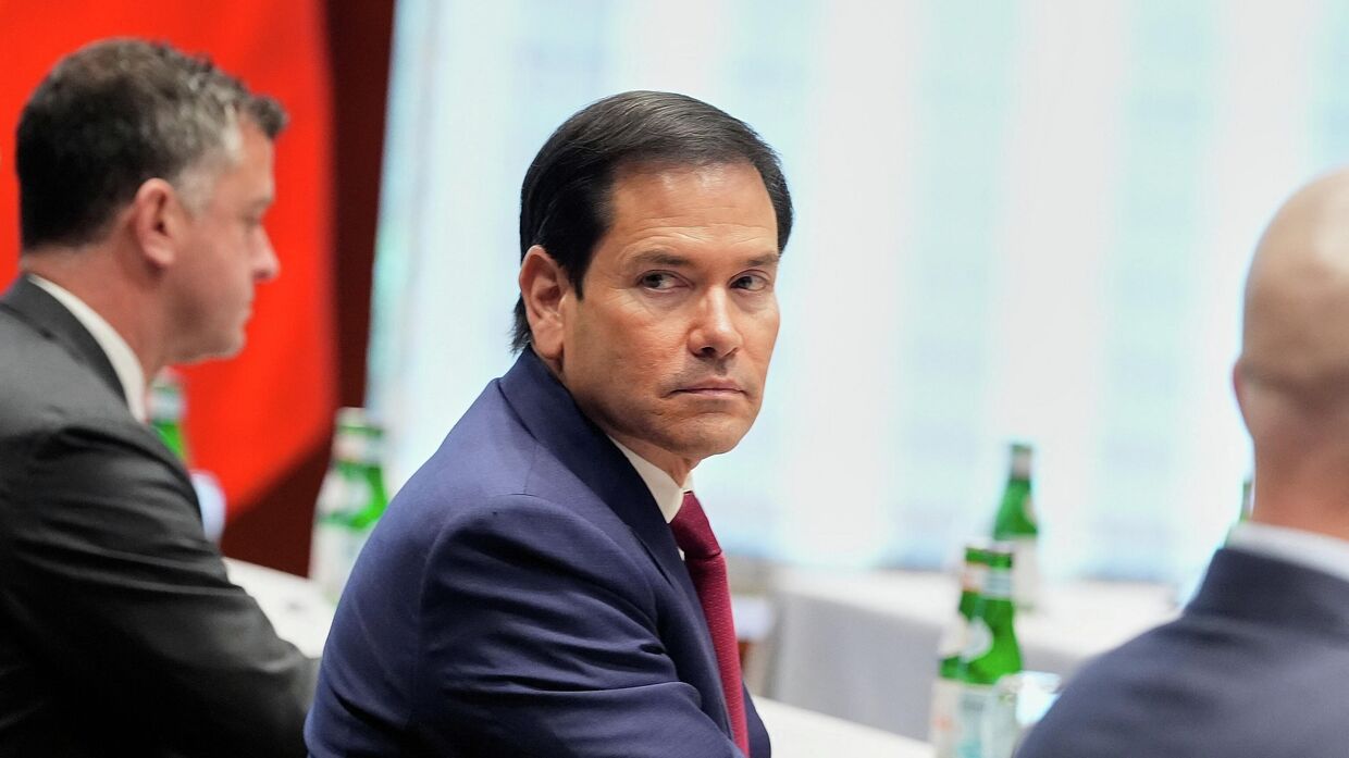 Госсекретарь США Марко Рубио на встрече с министром иностранных дел Китая Ван И в Мюнхене