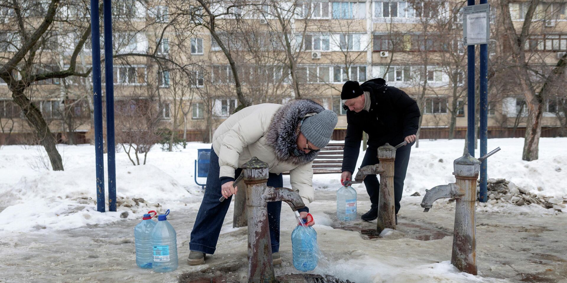 Люди набирают воду из общественной колонки в Киеве - ИноСМИ, 1920, 15.02.2026
