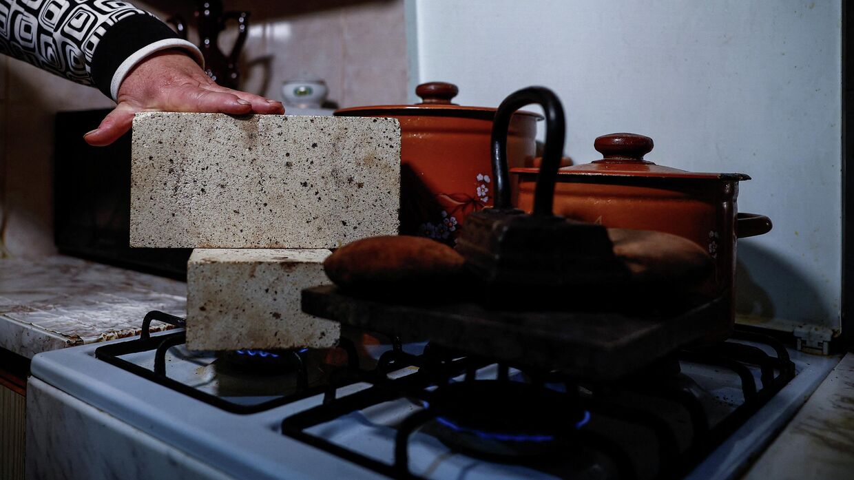 Киевлянка обогревает квартиру с помощью кирпичей, камней и чугунного утюга на газовой плите