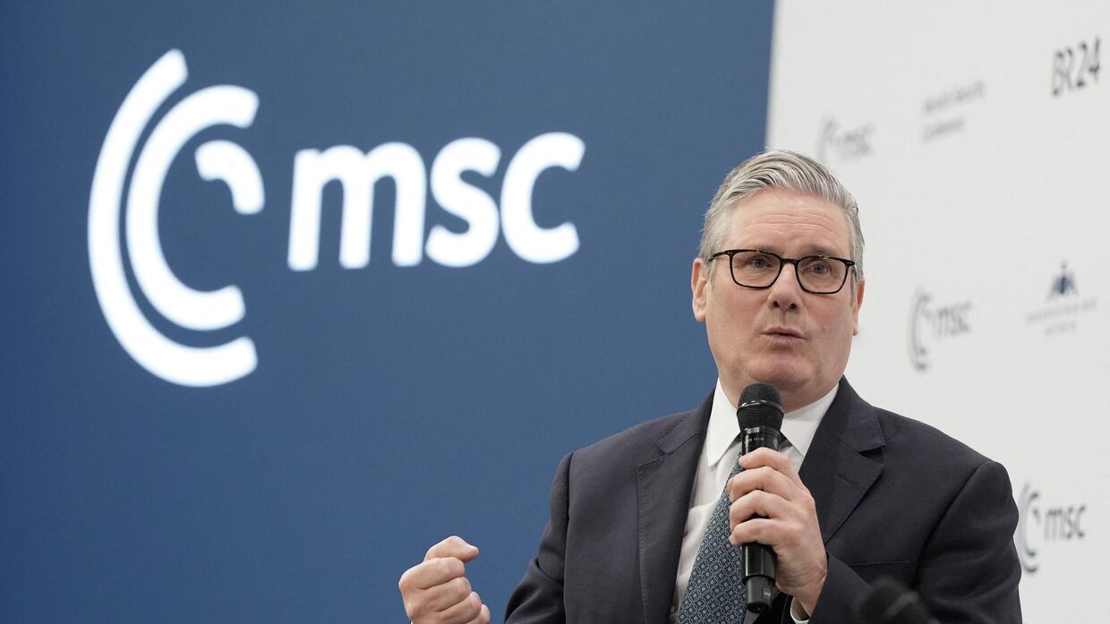 Премьер-министр Британии Кир Стармер принимает участие в панельной дискуссии во время Мюнхенской конференции по безопасности