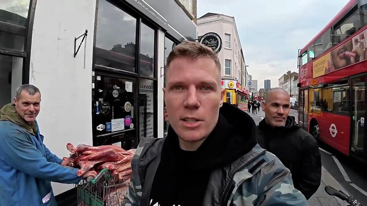 Парень катает мясные туши по улице. Американец не ожидал такого в Лондоне