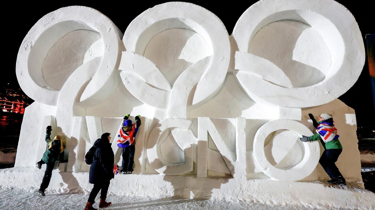 Снежная скульптура, изображающая олимпийские кольца, на зимних Олимпийских играх в Италии, февраль 2026.