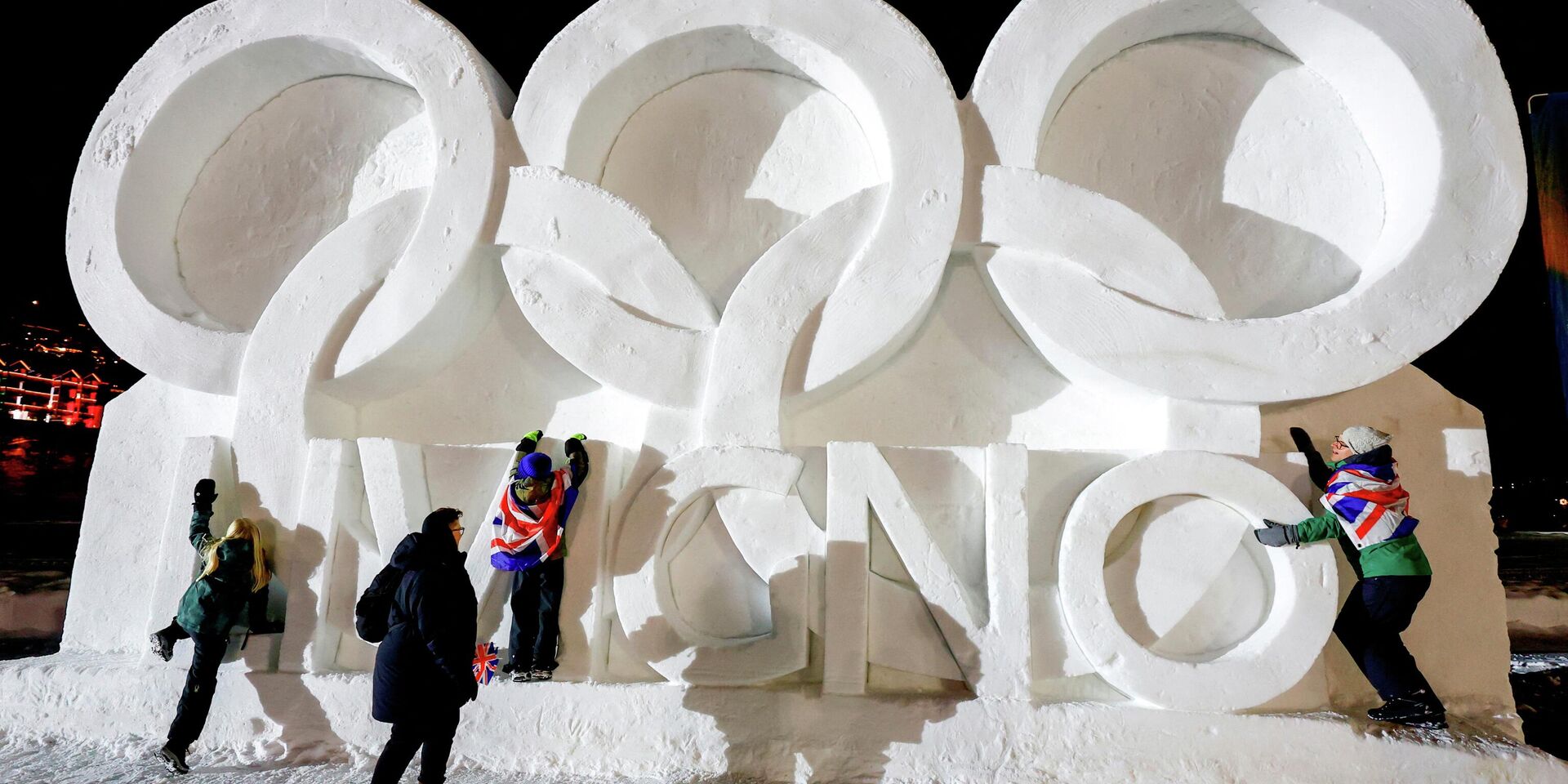 Снежная скульптура, изображающая олимпийские кольца, на зимних Олимпийских играх в Италии, февраль 2026. - ИноСМИ, 1920, 18.02.2026