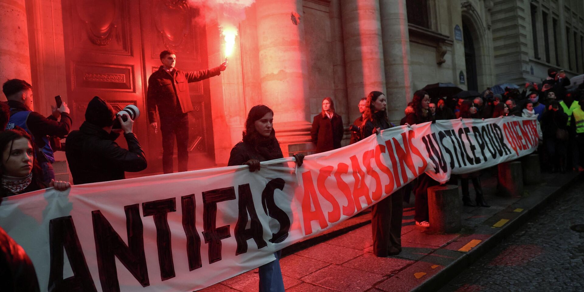 Демонстрация после смерти Квентина Деранка, убитого экстремистами антифа, 15 февраля 2026 г. - ИноСМИ, 1920, 18.02.2026