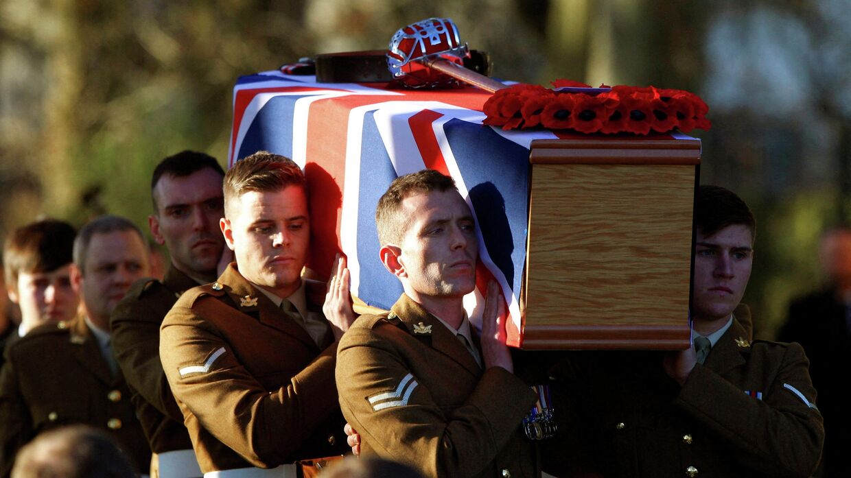 Солдаты Королевского шотландского полка несут гроб своего капитана