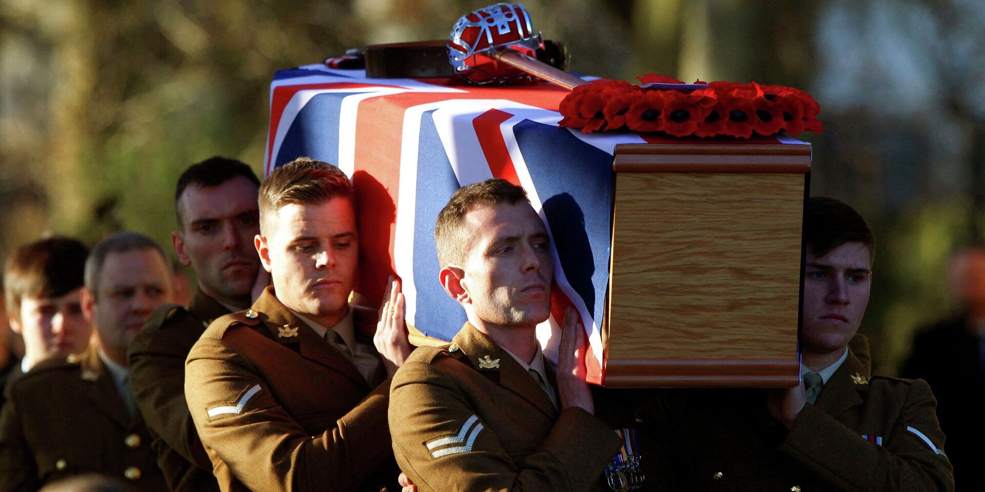 Солдаты Королевского шотландского полка несут гроб своего капитана - ИноСМИ, 1920, 22.02.2026