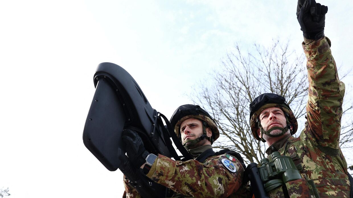 Итальянский солдат управляет портативной системой противовоздушной обороны MANPAD типа Bronson во время учений НАТО Steadfast Dart 26 (Стойкий дротик) в Бергене, Германия. 19 февраля 2026 г.