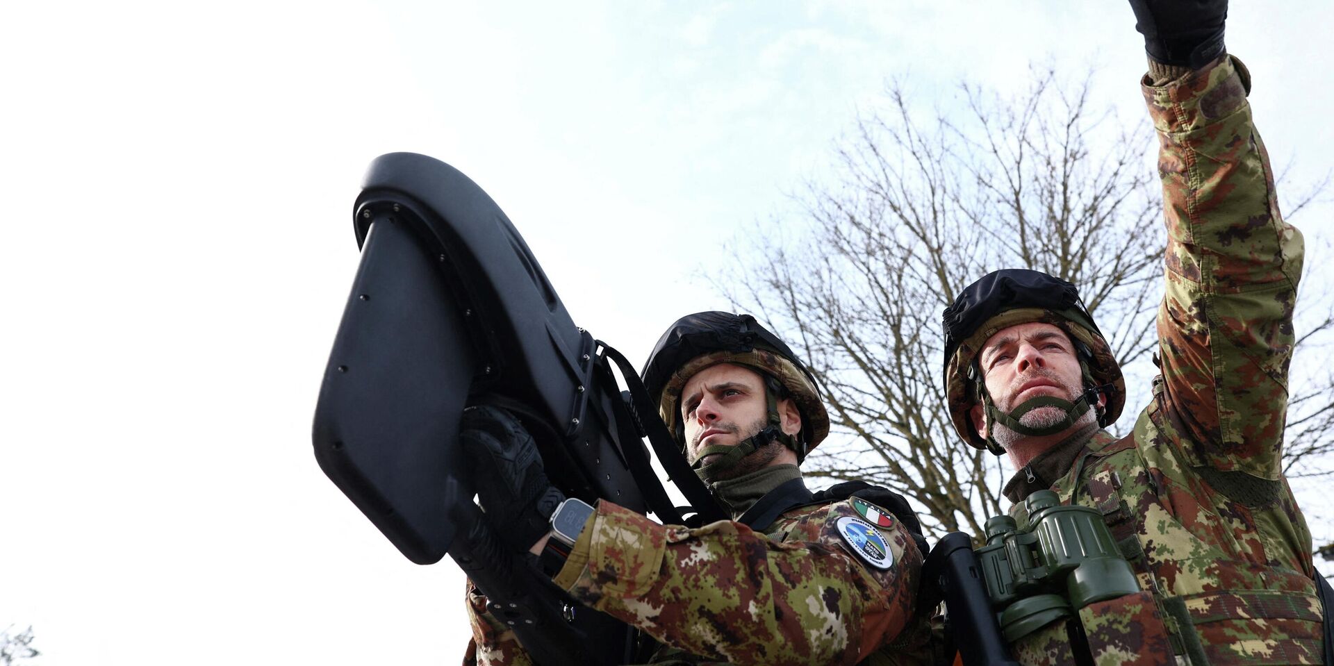 Итальянский солдат управляет портативной системой противовоздушной обороны MANPAD типа Bronson во время учений НАТО Steadfast Dart 26 (Стойкий дротик) в Бергене, Германия. 19 февраля 2026 г. - ИноСМИ, 1920, 23.02.2026