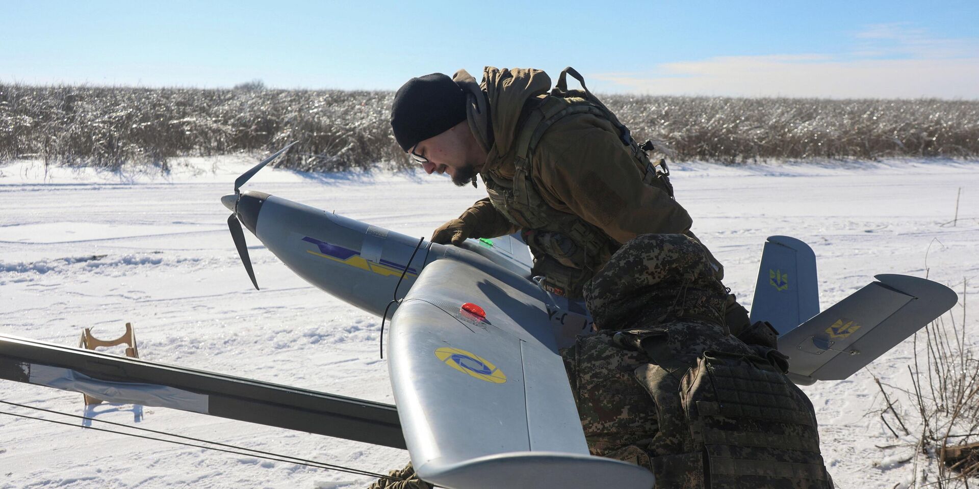 Военнослужащие подразделения БПЛА спецназа Национальной гвардии Украины готовят разведывательный беспилотник к запуску на линии фронта в Харьковской области. 22 февраля 2026 года - ИноСМИ, 1920, 23.02.2026