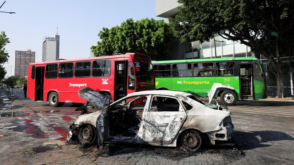 Сожженный автомобиль после операции против наркокартелей в Гвадалахаре, Мексика, 22 февраля 2026 года