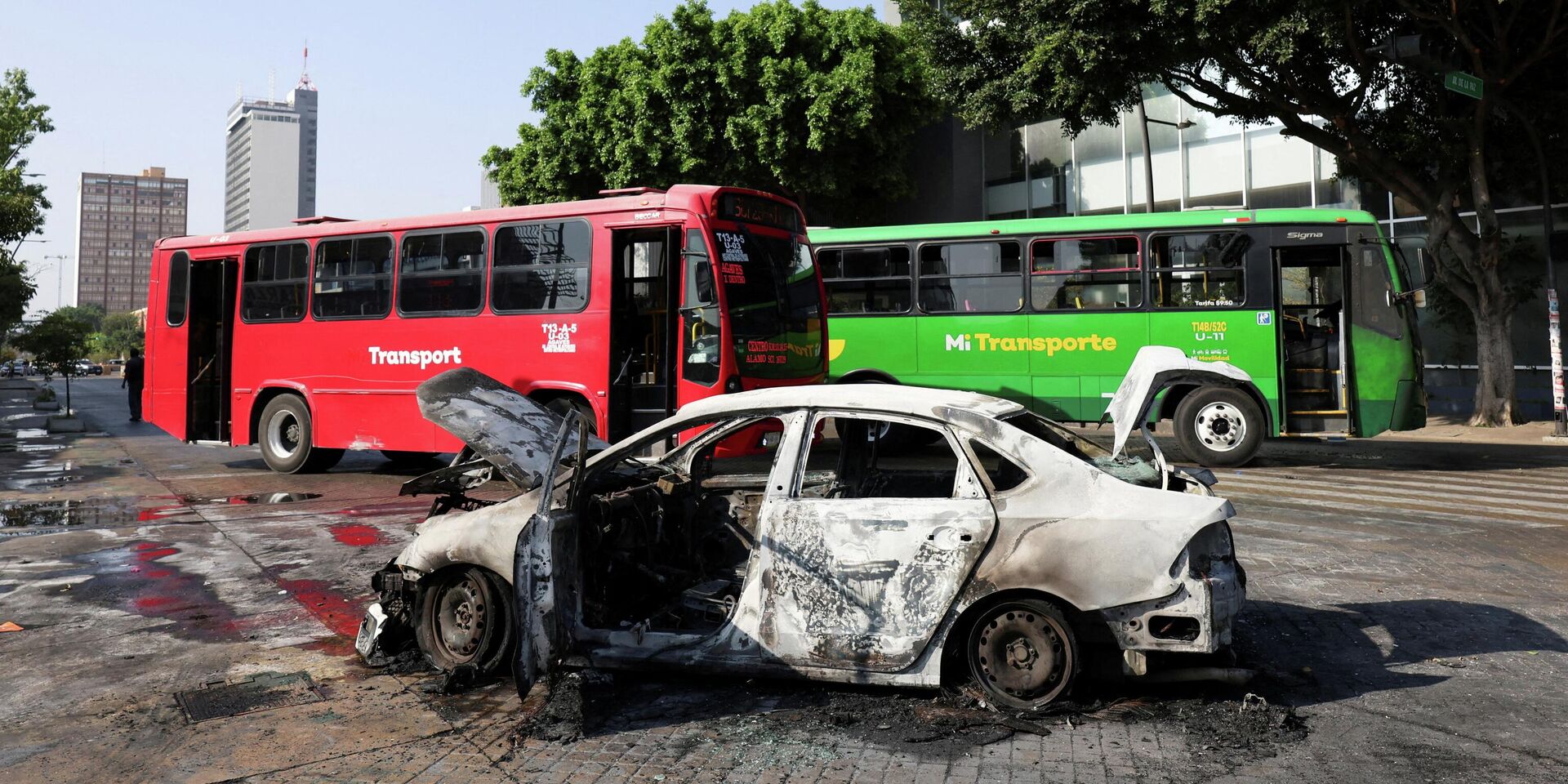 Сожженный автомобиль после операции против наркокартелей в Гвадалахаре, Мексика, 22 февраля 2026 года - ИноСМИ, 1920, 24.02.2026
