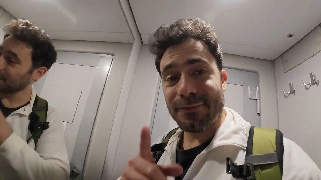 Все начали предлагать мне еду. Грек не ожидал такого в российском поезде