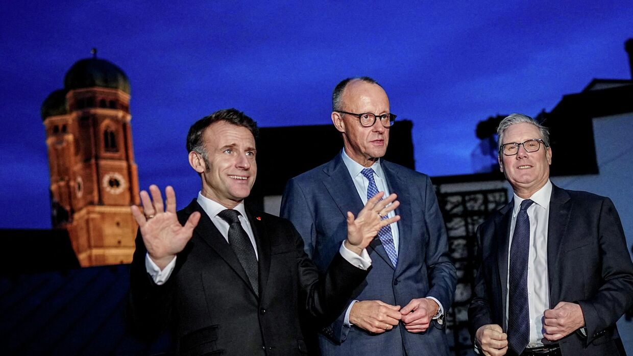 Канцлер Германии Фридрих Мерц, президент Франции Эммануэль Макрон и премьер-министр Великобритании Кир Стармер в Мюнхене, Германия