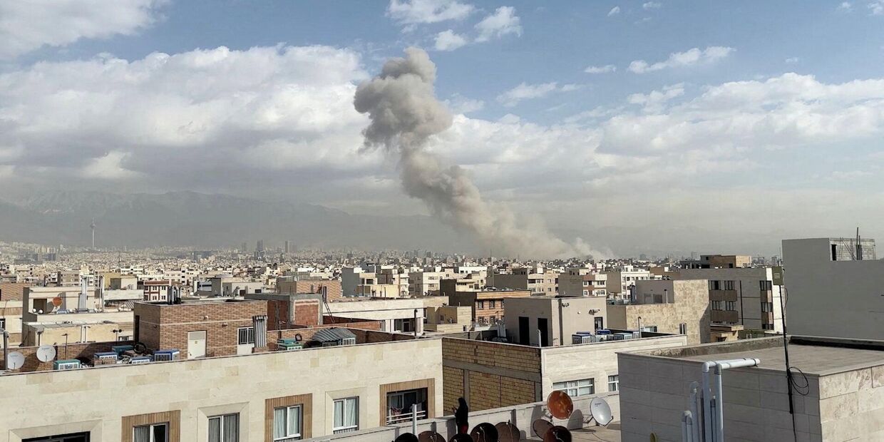 Над Тегераном поднимается столб дыма от взрыва после израильского удара. 28 февраля 2026 г.