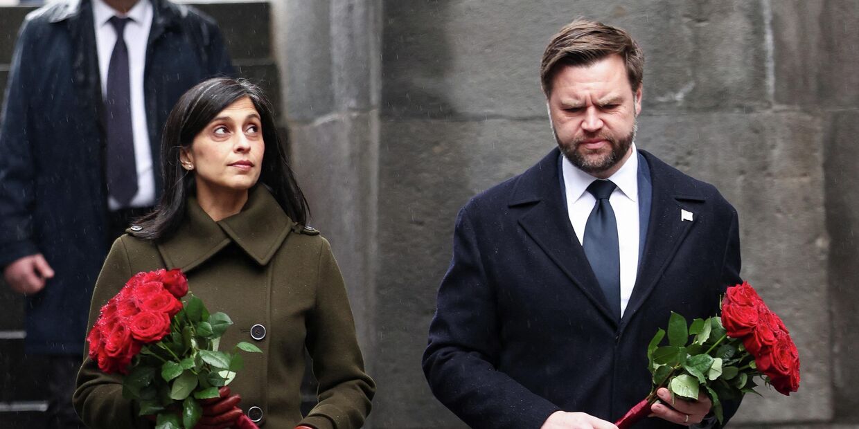 Вице-президент США Джей Ди Вэнс и вторая леди Уша Вэнс возлагают цветы к вечному огню у мемориала жертв Геноцида армян Цицернакаберд в Ереване, 10 февраля 2026 года