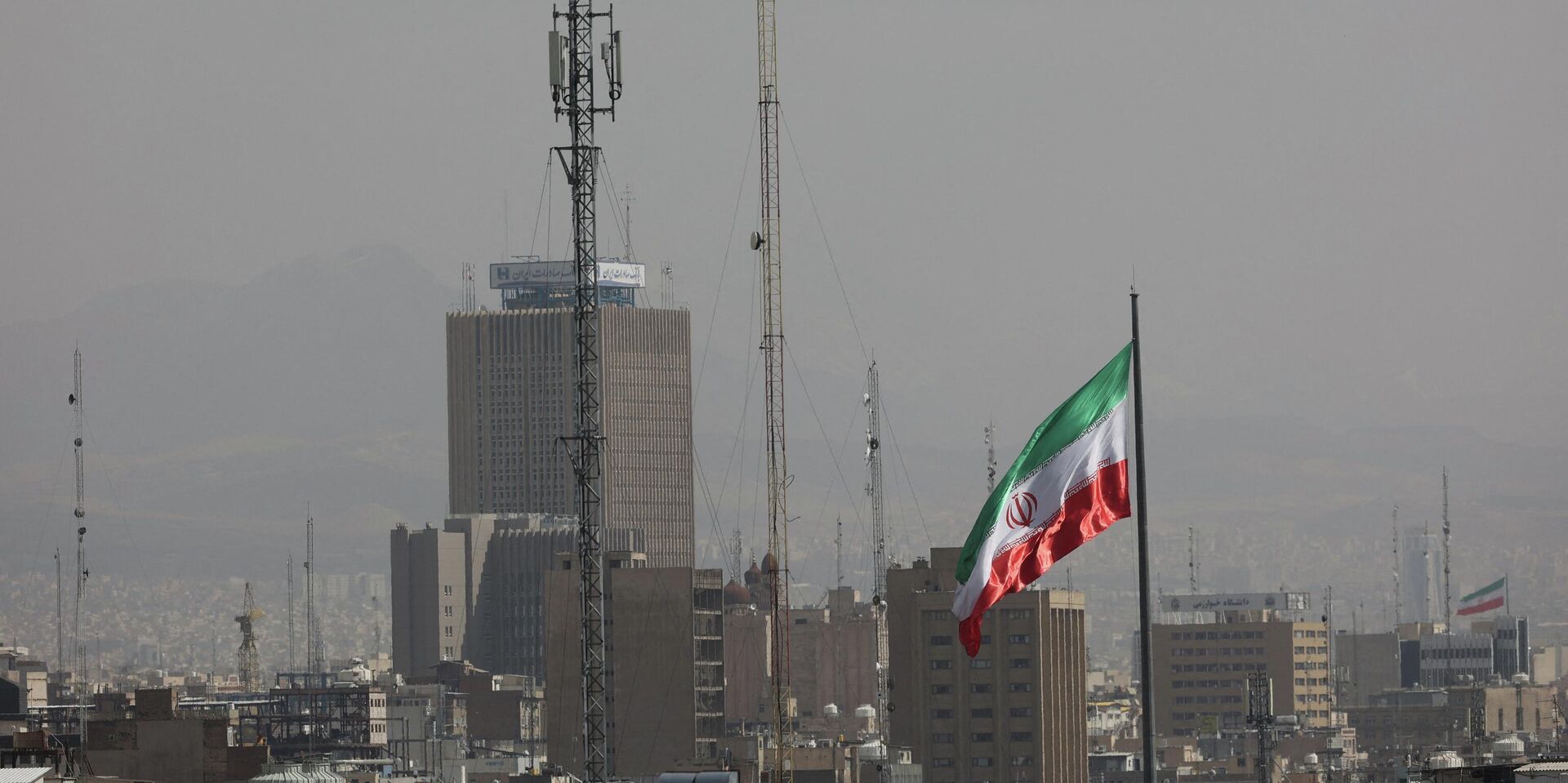 Иранский флаг развевается после ударов Израиля и США по Ирану. Тегеран, 28 февраля 2026 года - ИноСМИ, 1920, 01.03.2026