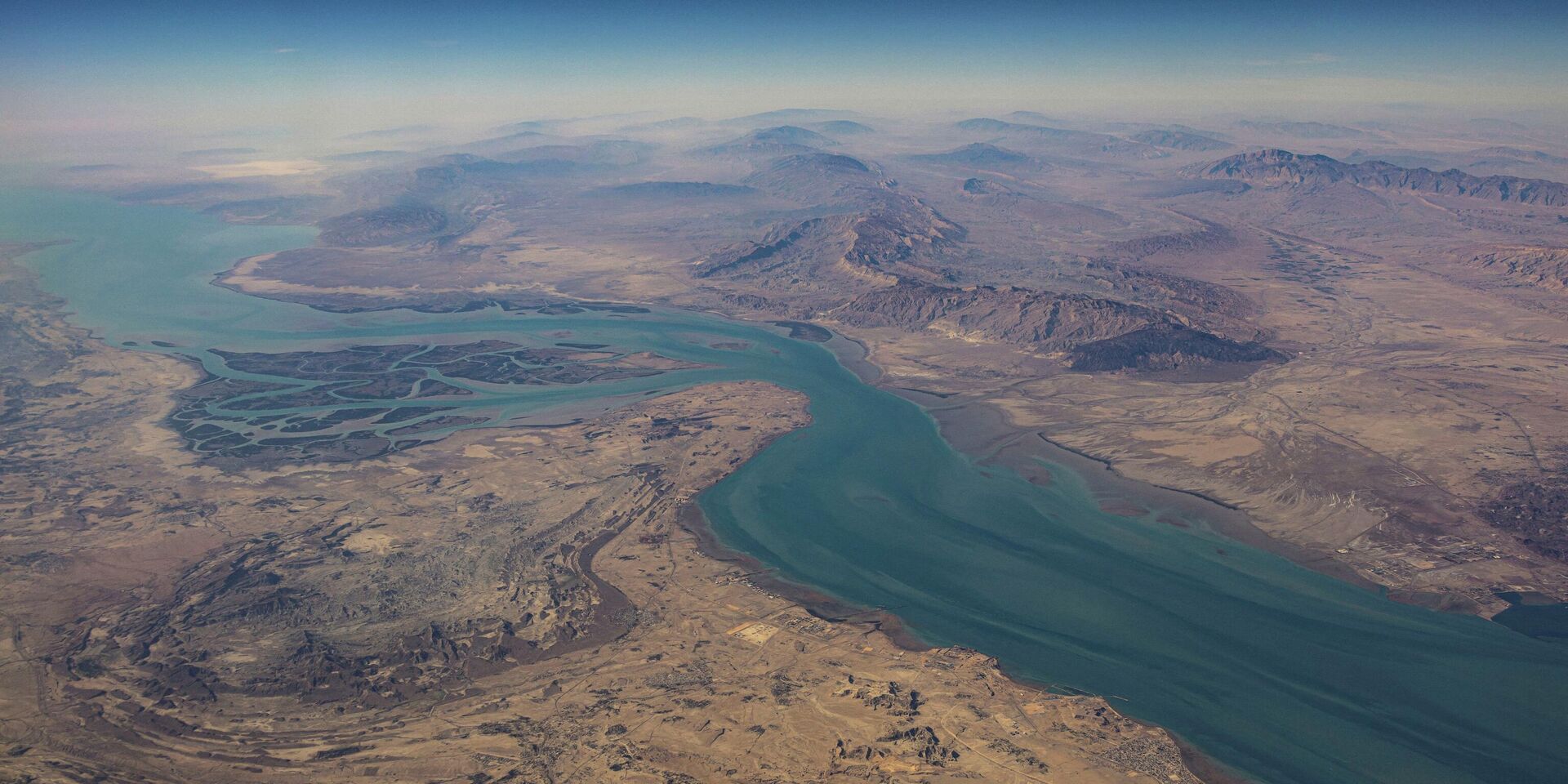 Вид с высоты птичьего полета на берега Ирана и остров Кешм в Ормузском проливе - ИноСМИ, 1920, 28.02.2026